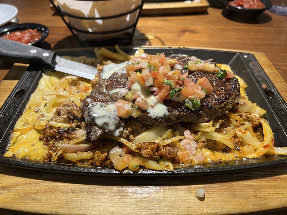 <b>La Rancherita</b>
<br>Dirección: 4325 Glenwood Ave. Raleigh, NC. 27612
<br>Teléfono: (919) 785-1951
<br>Sitio web:
<a href="https://www.laranchnc.com">https://www.laranchnc.com</a>
<br>
<b><a href="https://www.yelp.com/map/la-rancherita-raleigh">Cómo llegar</a></b>
<br>
<br>En Yelp, una usuaria dijo sobre su visita: “Este es mi nuevo lugar para ir a comer comida mexicana. La comida y las bebidas son tan buenas. Solo he ido dos veces, pero ambas veces fueron geniales. El personal es muy agradable y atento, y los camareros saben cómo preparar una buena bebida”.