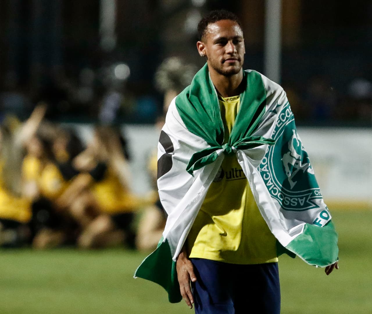 El delantero del Barcelona Neymar y el atacante del Atlético Mineiro Robinho se exhibieron en compañía de otras estrellas del fútbol en un partido benéfico celebrado hoy en el estadio de Pacaembu de Sao Paulo para recaudar fondos sociales.