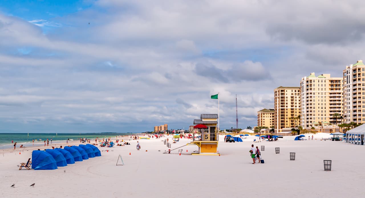 <b>Puesto 18.</b>
<b>Playa de Clearwater, Florida.</b> “La arena blanca y fina como el azúcar es una marca registrada de esta fabulosa playa. Perfecto para un día al sol. Incluso podrías ver uno o dos delfines jugando en el horizonte”.