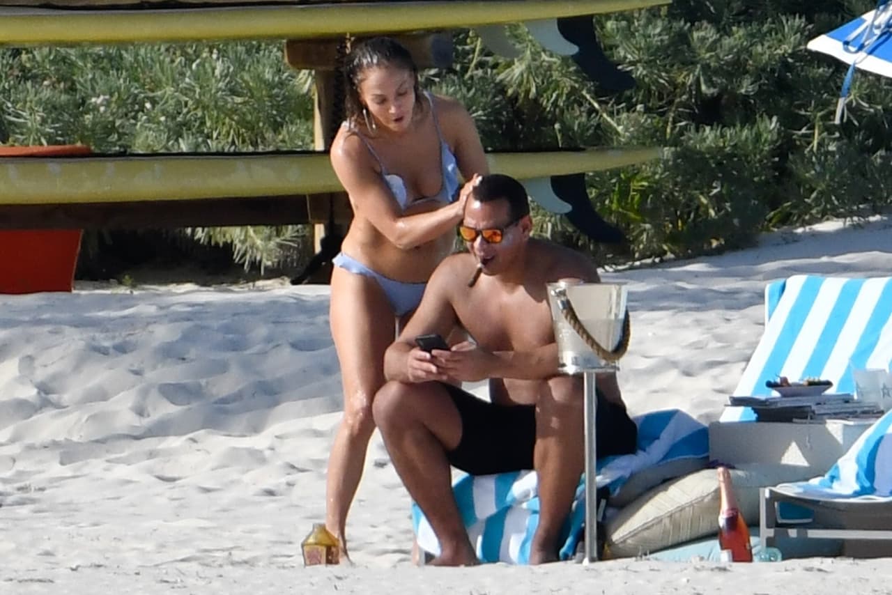 En estas imágenes captadas por paparazzi, parecía que Alex Rodríguez se mantenía atendiendo asuntos importantes en su celular, mientras que Jennifer López no dejaba de consentirlo.
