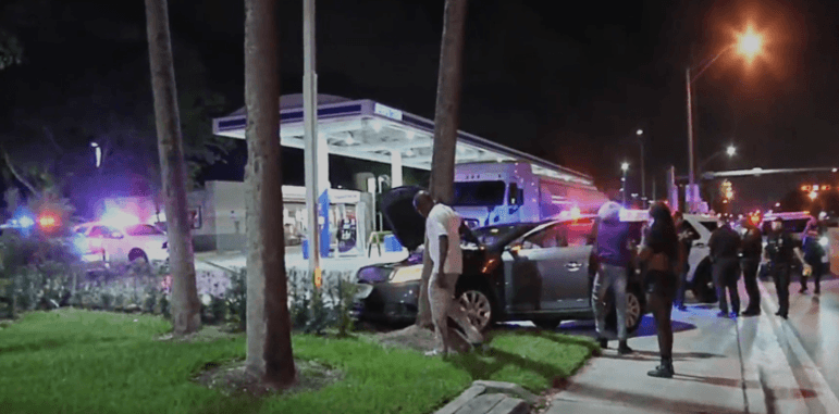 Auto choca contra un poste luego de que le dispararan en varias ocasiones en Miami Gardens 