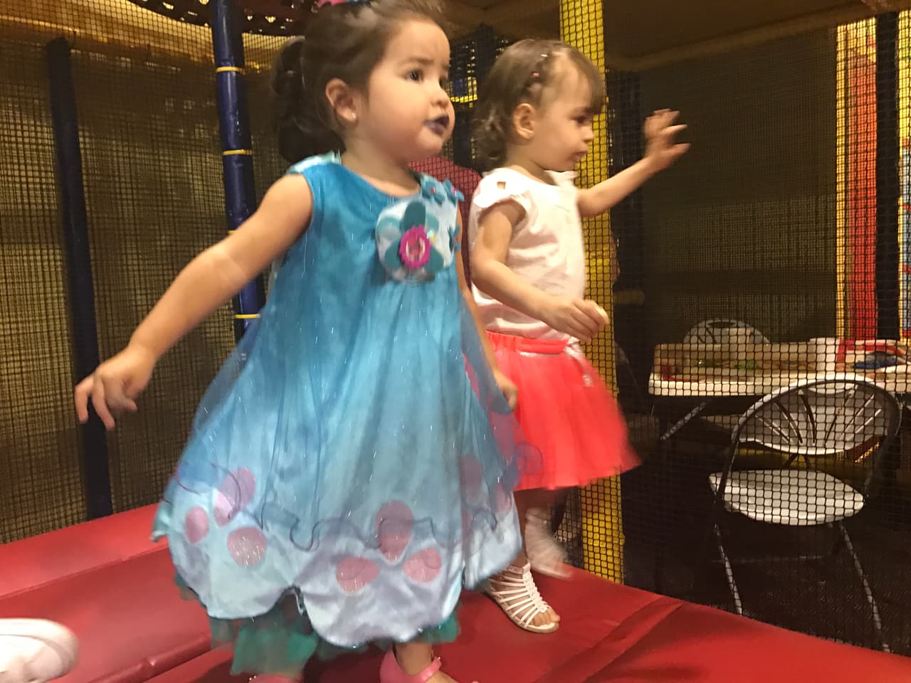 Giulietta y Michelle, la hija de Alan Tacher, se divirtieron dando saltos juntas.