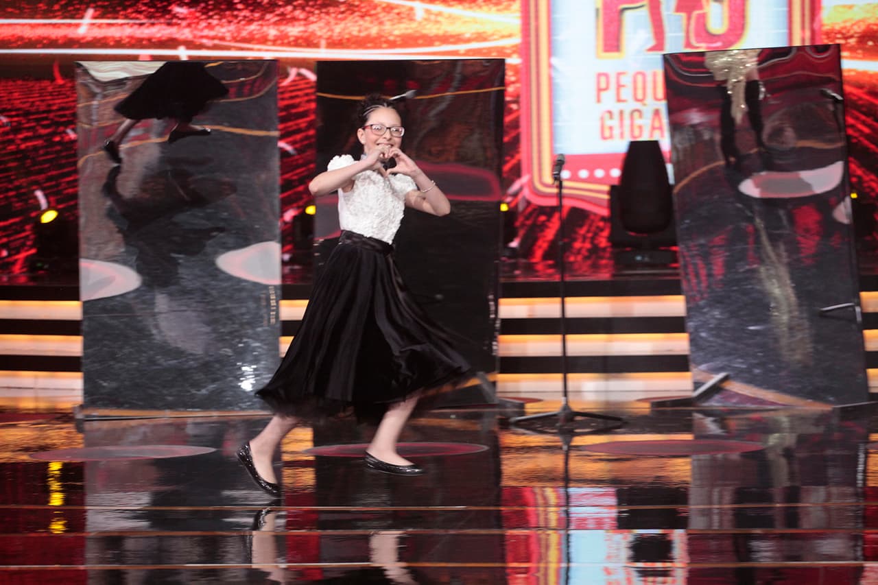 Claro que su esencia continuaba intacta. Entonces notamos que tras cada participación agradecía a su público con una figura de corazón, que hacía con sus manos.