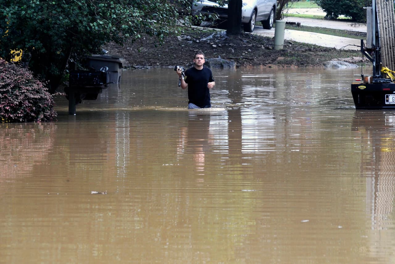En Pelham, Michael Halbert (en la imagen) atravesó su vecindario hasta su casa, que se inundó con más de 40 pulgadas (cerca de un metro) de agua. Trató de sacar artículos del piso, pero perdió algunas de sus pertenencias y su vehículo también fue afectada.