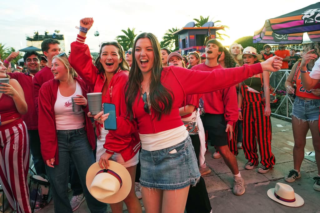 Fans arriban al Hard Rock Stadium en Miami Gardens.