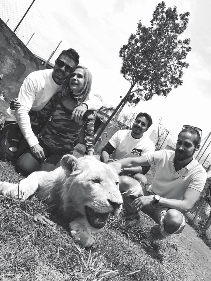 Al papá de 
<b><a href="http://www.univision.com/novelas/enamorandome-de-ramon/ramon-y-fabiola-encendieron-su-pasion-asi-fue-su-noche-de-amor-fotos">José Ron</a></b> ya lo conocíamos, pero ahora el protagonista de la telenovela 'Enamorándome de Ramón' compartió una foto en familia a través de las redes sociales: "Familia... Donde la vida comienza y el amor nunca termina❤️ Aquí con #Onixen @fundacionrecica Por favor no dejemos de apoyarlos 🙏🏻 #JuntosHacemosLaDiferencia #tb".