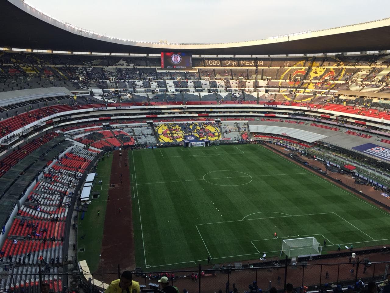 En impecable estado la cancha del Estadio Azteca para la 
<b><a href="https://www.univision.com/deportes/futbol/liga-mx/en-vivo-final-cruz-azul-vs-america-partido-de-vuelta-apertura-2018-liga-mx" target="_blank">Final del Apertura 2018 entre Cruz Azul y América.</a></b>