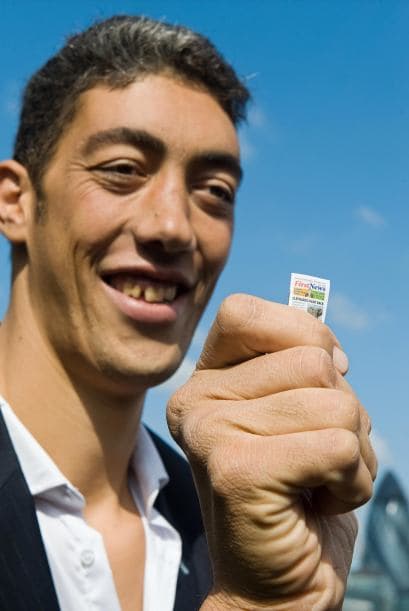 A pesar de pertenecer a una familia humilde, la casa de Kosen está adaptada para que pueda vivir en ella: los techos están a 2.80 metros de altura y su cama está hecha a medida.