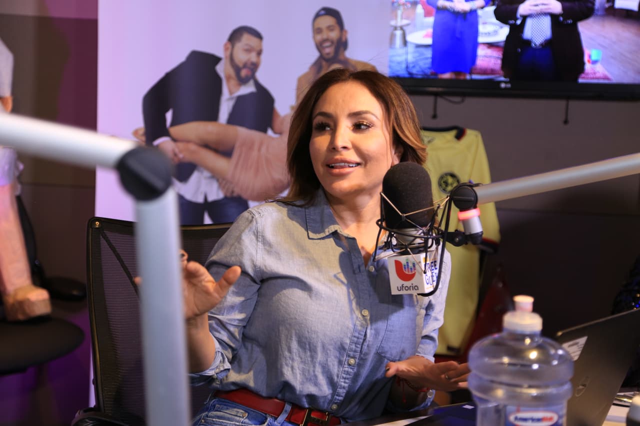 Nuestra Bronquita fue la primera en mencionarles una canción de su disco, y ellos tuvieron que responder 'por delante o por detrás'.