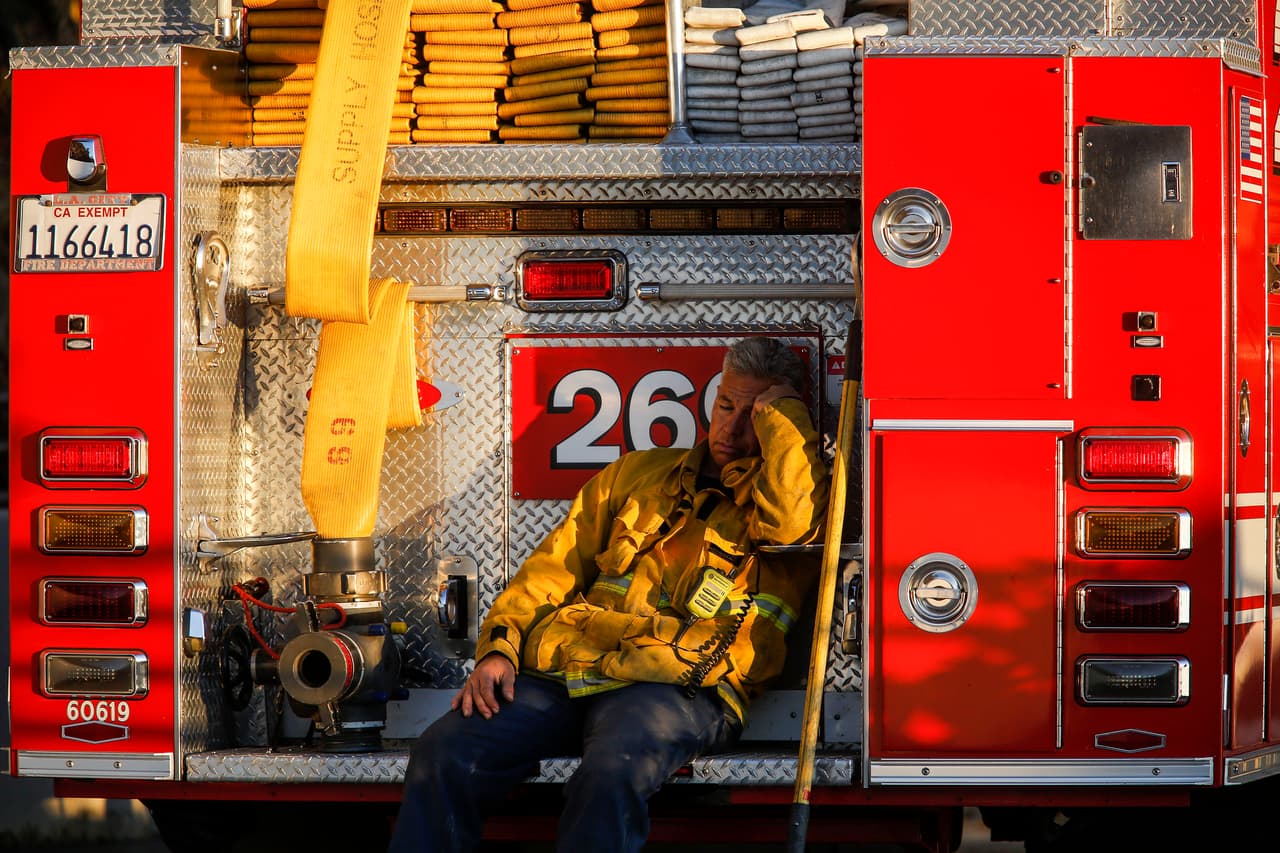 Y en lo que va del mes de octubre muchos de ellos han trabajado sin descando. Recuperando fuerzas por momentos, para regresar al campo de batalla donde libran una gruerra con las feroces llamaradas que se alimentan de vientos de hasta 80 millas por hora.