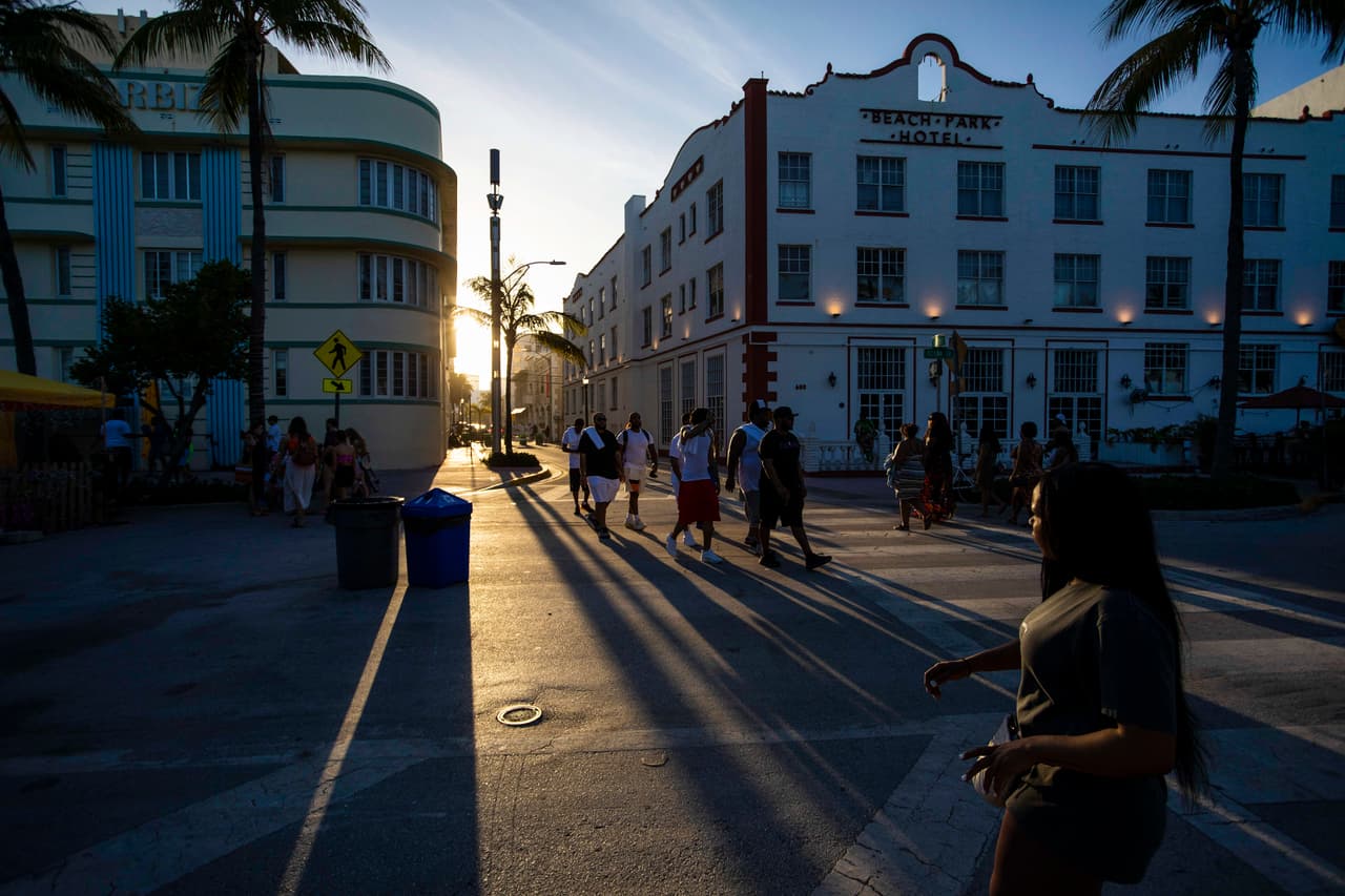 Ocean Drive fue cerrada desde la calle 5 a la 15 durante la pandemia, para permitir a los restaurantes que tuvieran más espacio para colocar las mesas.