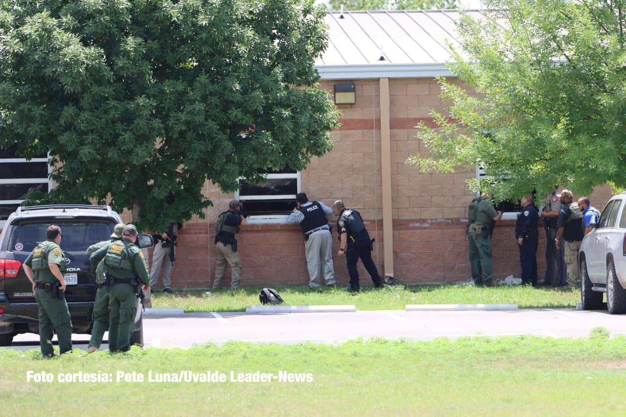 Dicha ayuda, reflejada en unidad táctica de la Patrulla Fronteriza llegó "aproximadamente una hora después" de que el atacante, identificado como Salvador Ramos, de 18 años, ingresó a la escuela. 
<br>