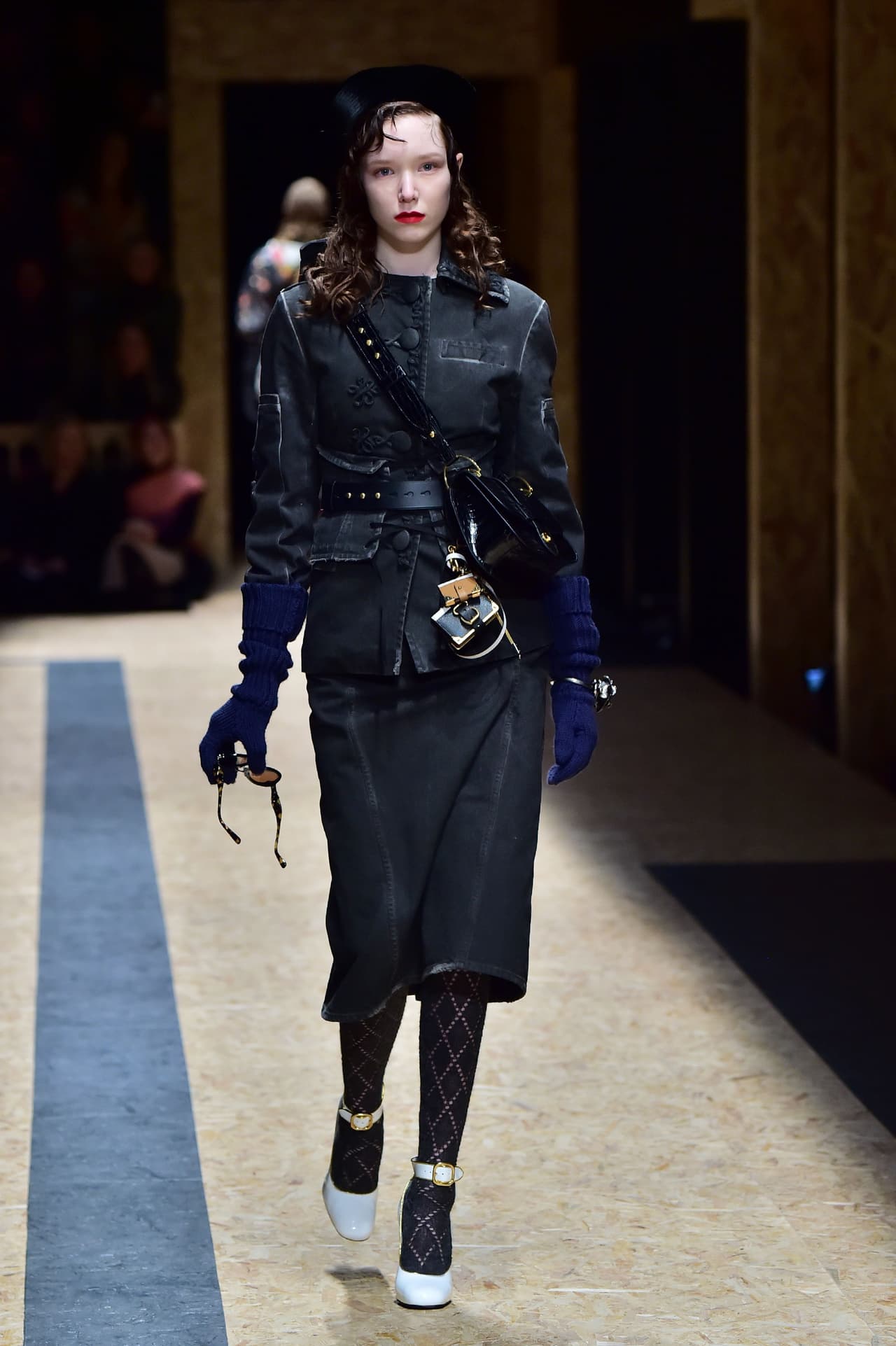 Madonna también tiene un papel protagónico en la historia de este clásico que ha revivido Prada. En su Blonde Ambition Tour, la reina del pop, le pidió a Jean Paul Gaultier que le diseñara su vestuario, que incluyó un icónico corsé rosado con copas cónicas en su busto. Quizás, la silueta que está intentando imponer Prada logre ser tan recordada como aquel look.