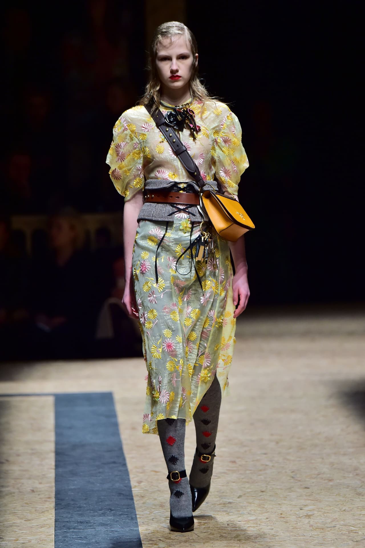 Dicen los expertos en moda que cuando las tendencias salen a rescatar las figuras tipo reloj de arena en las mujeres, a través de siluetas o cinturones como este, es porque se están viviendo tiempos de incertidumbre económica y política. ¿Nos estará enviando Prada algún mensaje?