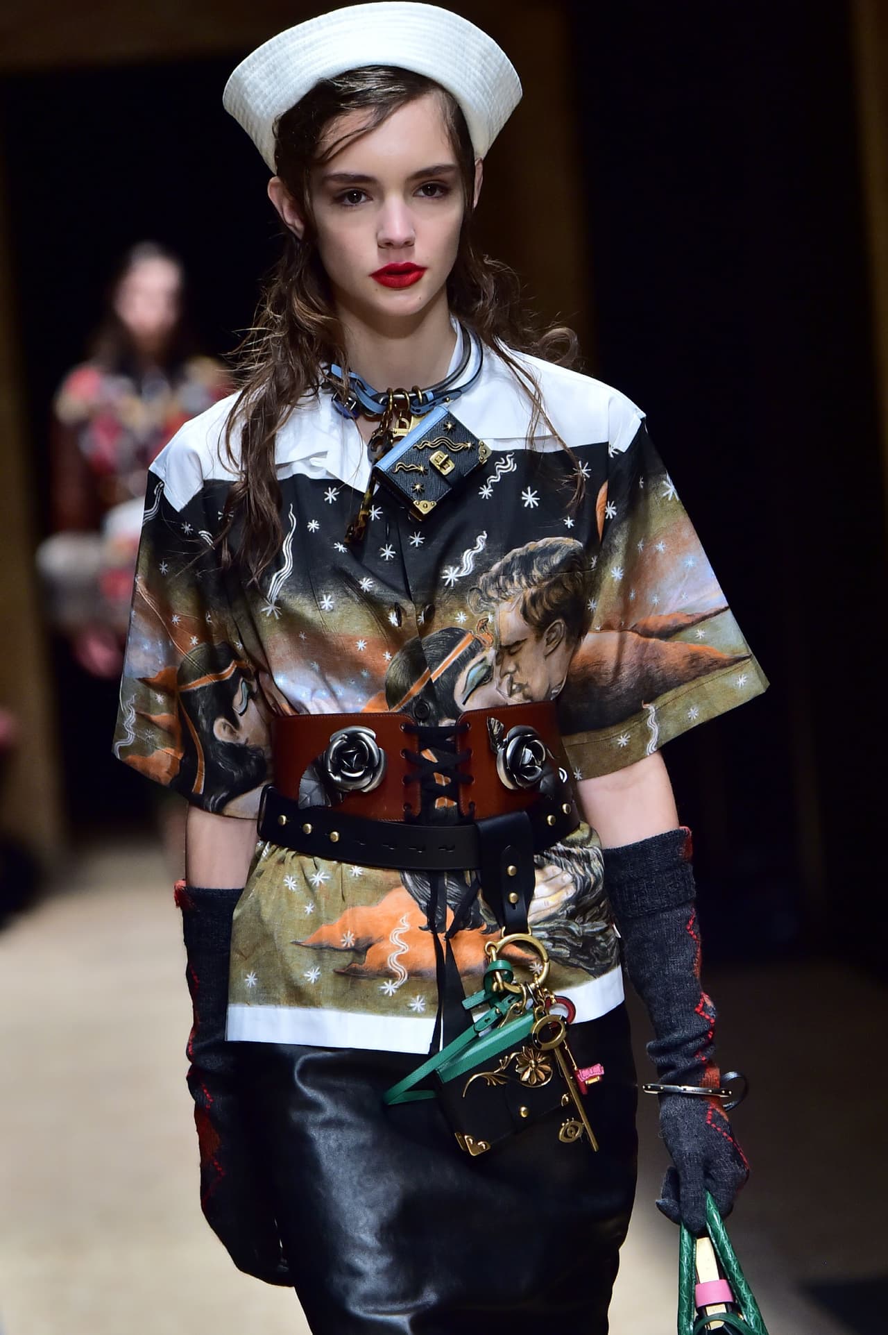 La apuesta de la tradicional casa italiana es por una especie de Pin up girl marinera de los años 50 que lleva sombrero, guantes largos y, por supuesto, corsé. Todo bajo un principio, mezclar la mayor cantidad de estampados y texturas posibles.