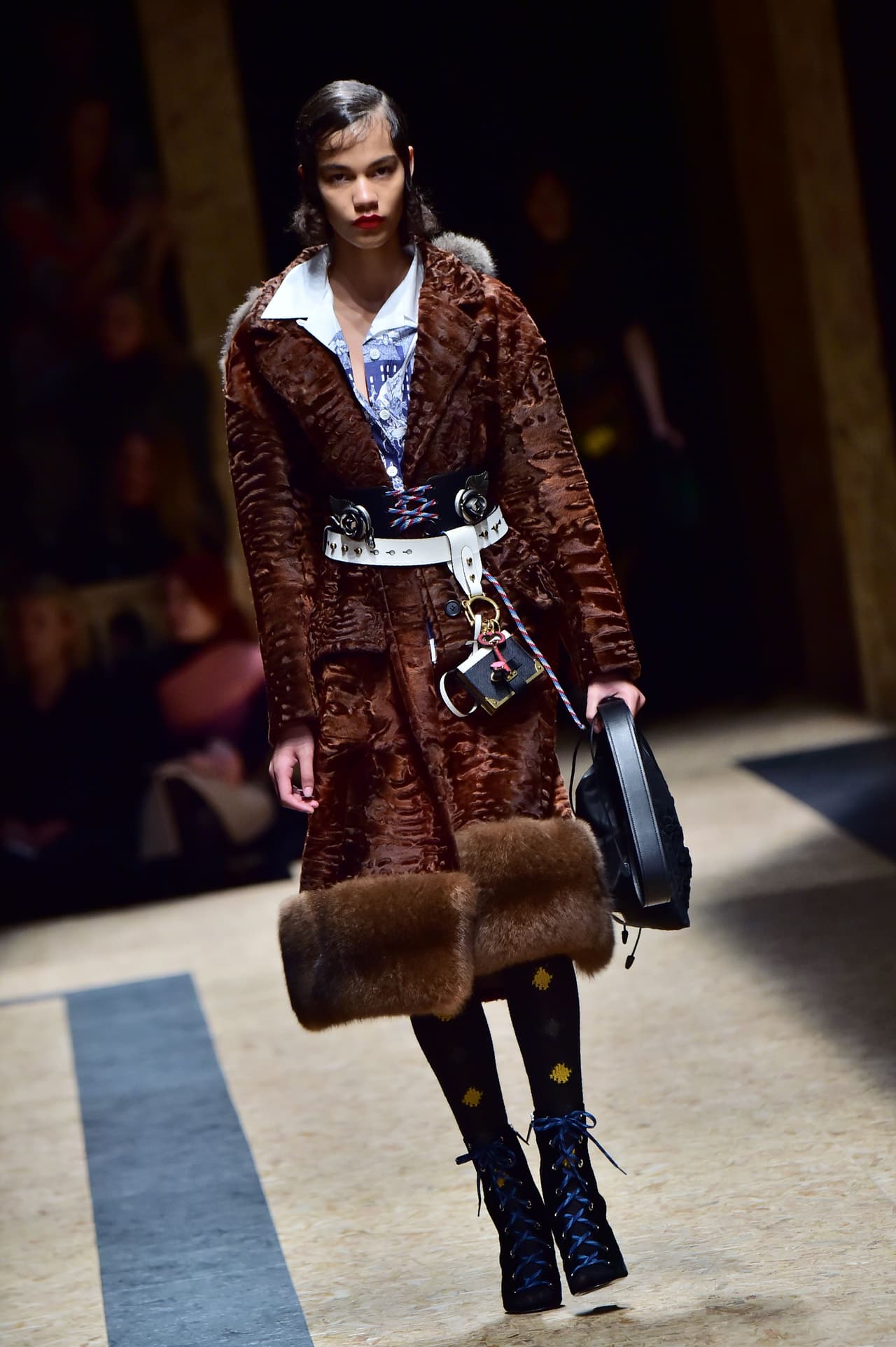 ¿Qué tal darle un look más femenino a esos pesados abrigos?, la apuesta de Prada durante la semana de la moda de Milán es que el invierno no oculte nuestras curvas.