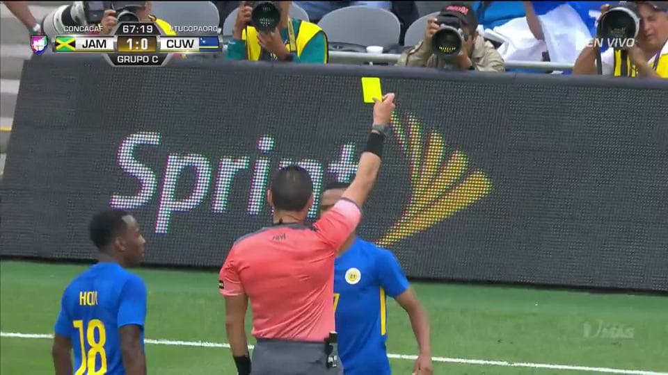 Tarjeta amarilla. El árbitro amonesta a Jarchinio Antonia de Curaçao
