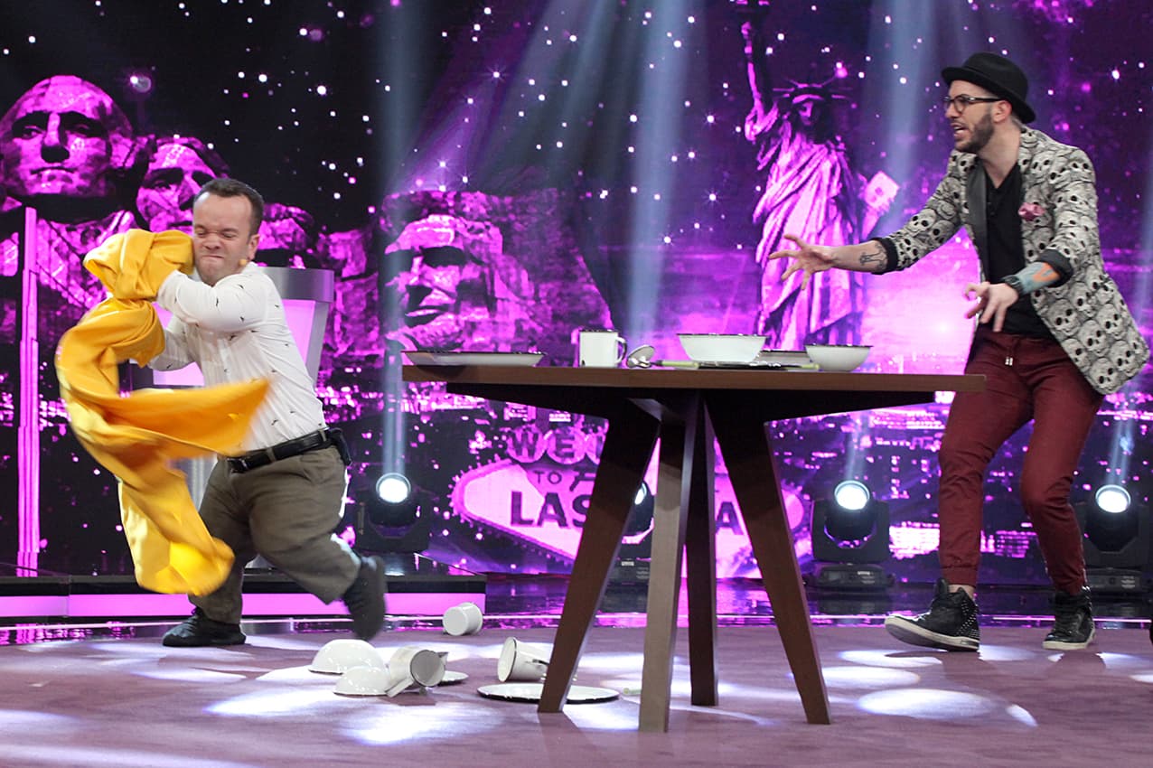 El siguiente enfrentamiento fue 'No lo tires', Carlitos, Yurem y Kimberly debieron quitar un mantel sobre el que había una vajilla. El que menos artículos tirara al suelo, sería el ganador.