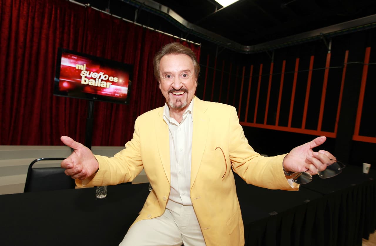 “Ahorita estoy descansando. Debajo de la barba 
<b>me quitaron una especie de ganglio</b>, que me dijeron 'no tienes nada, porque ya te hicimos las pruebas, pero se nota la bolita que tienes ahí, yo me lo quitaría', entonces dije 'quítamelo'", contó el famoso actor al programa mexicano 
<b><a href="https://twitter.com/deprimeramano/status/1141821051313119232" target="_blank">De Primera Mano</a></b>.