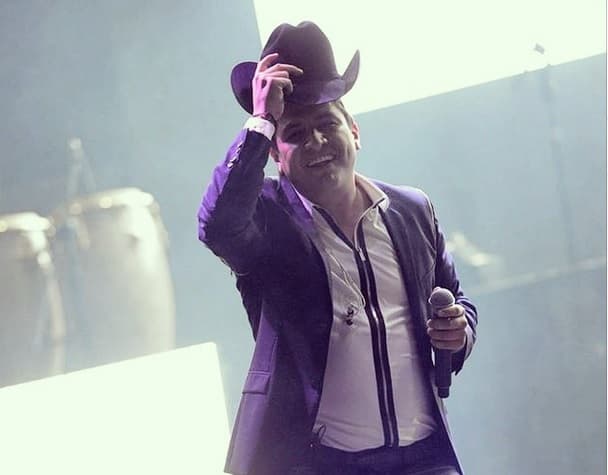 Mientras los amigos y compañeros de Julión no hacen público su apoyo, la actriz mexicana Carmen Salinas dijo creer en su inocencia: "Te das cuenta cuando la gente es viciosa y este muchachito Julión tiene que aclarar y decir lo que él gana por presentación para que no haya malos entendidos".