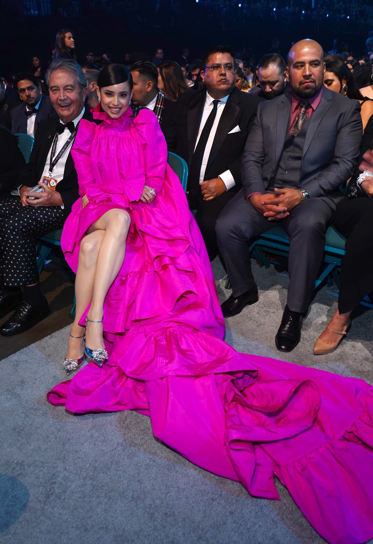 ¿Cómo se acomodó
<b>Sofia Carson</b>? Aquí la vemos, sonriente, con el espacio perfecto para que su vestido no se dañara.