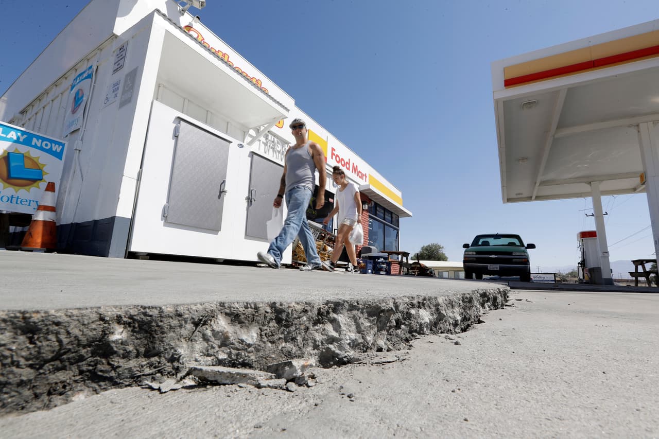 Otras visibles grietas en el pavimento de una estación de gasolina en la comunidad de Trona, cercana al epicentro del sismo de 7.1 también forman parte de las zonas en evaluación por las autoridades.
<br>
<br>