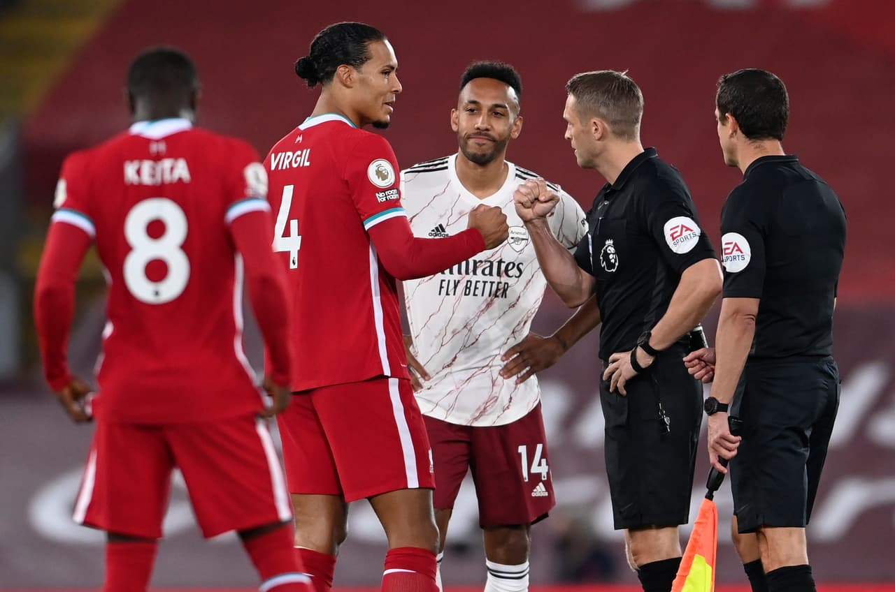 Virgil Van Dijk hace un remate hacia la portería, pero David Luiz evitó el tanto