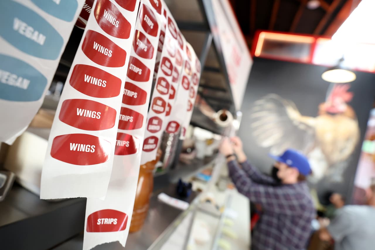 Los precios al por mayor de las alas han bajado un 19 % en comparación con el máximo de mayo pasado, según datos del Departamento de Agricultura (USDA) citados por el NCC.
<br>