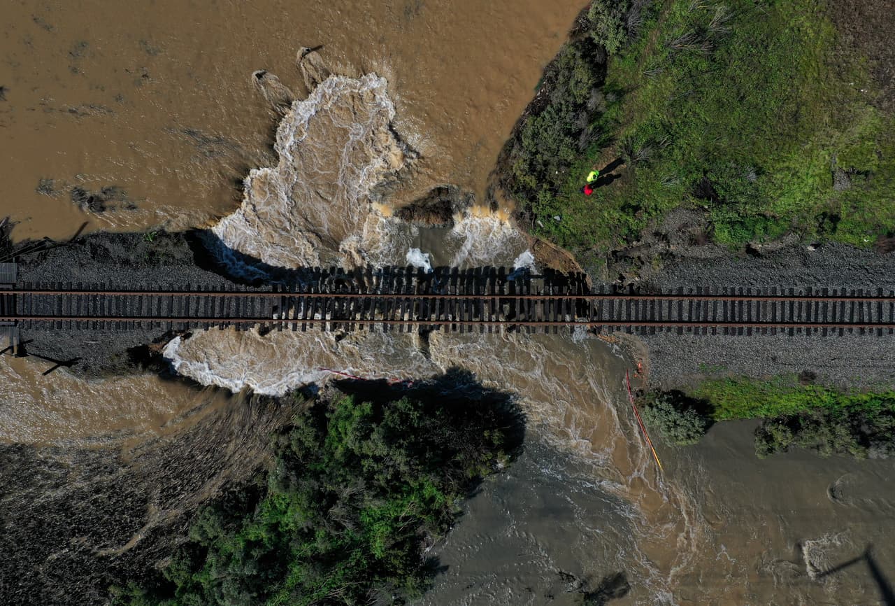 Una vista aérea de un dique que cedió por las fuertes lluvias en Novato, al norte de San Francisco. La lluvias fuertes terminaron en su mayoría la noche del jueves, pero las autoridades esperan precipitaciones dispersas en California hasta el sábado.