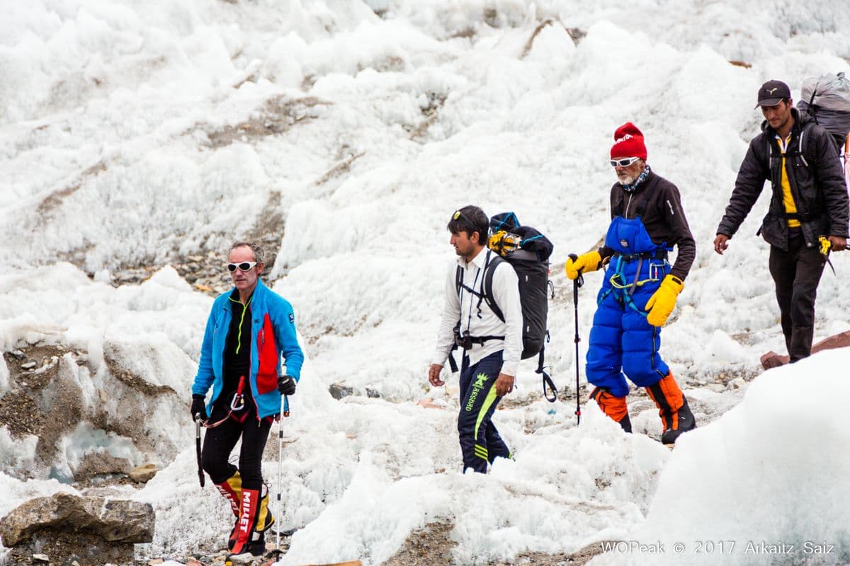 Los españoles lograron ver la tienda en pie del italiano ubicada en el campo 3, cerca de 7,100 metros de altura, por un teleobjetivo que tenía el fotógrafo de la expedición.
<br>