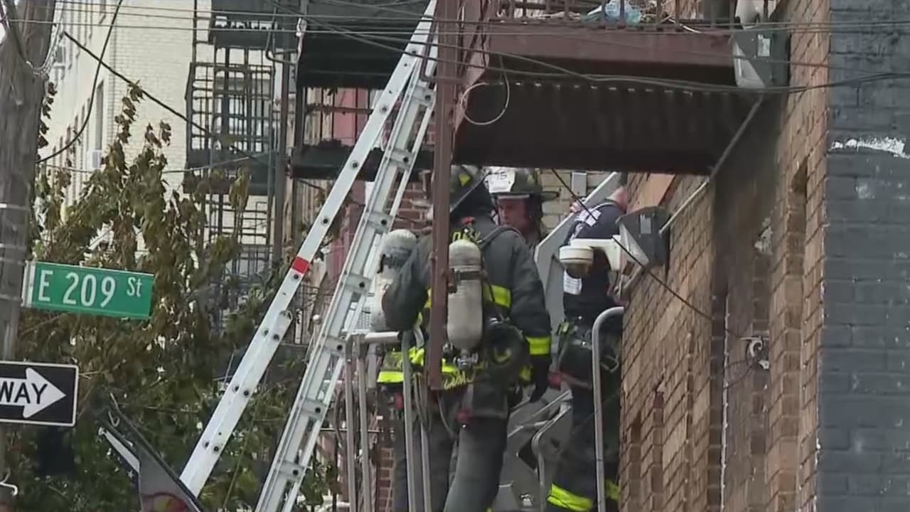 Incendio en un edificio de El Bronx tras explosión en el tercer piso deja un muerto y varios heridos