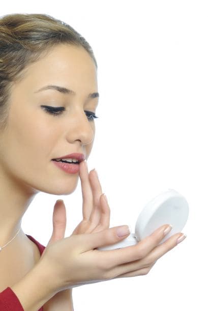 Para finalizar, aplícate el ‘lipstick’ elegido (preferentemente, de larga duración), y colócate polvo o fijador de maquillaje para que dure horas.