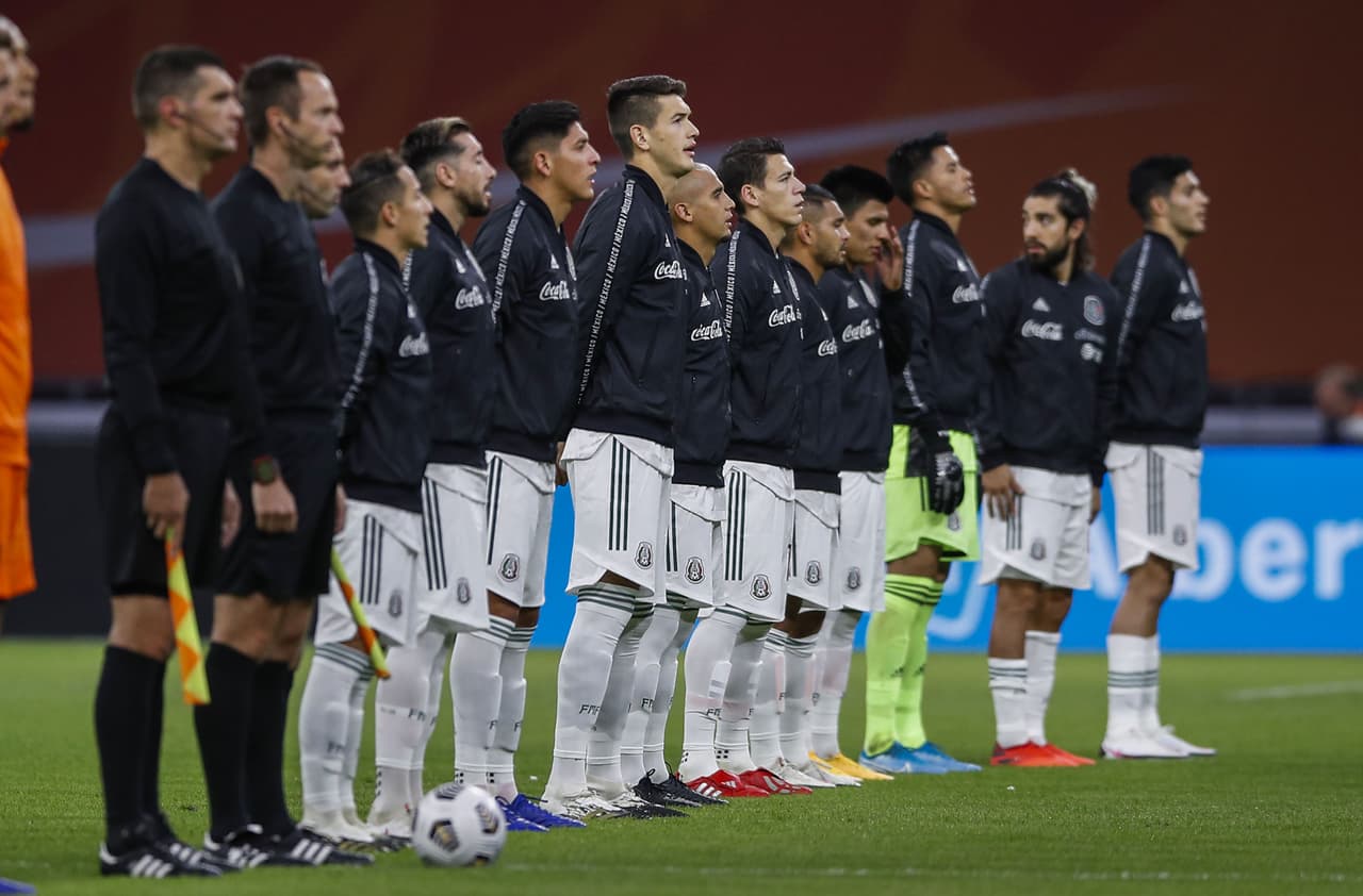 Tecatito la tiene en el área pero el disparo sale por el poste derecho