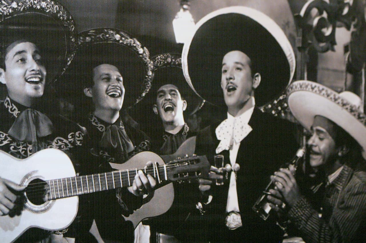Pedro Infante acompañado de mariachis