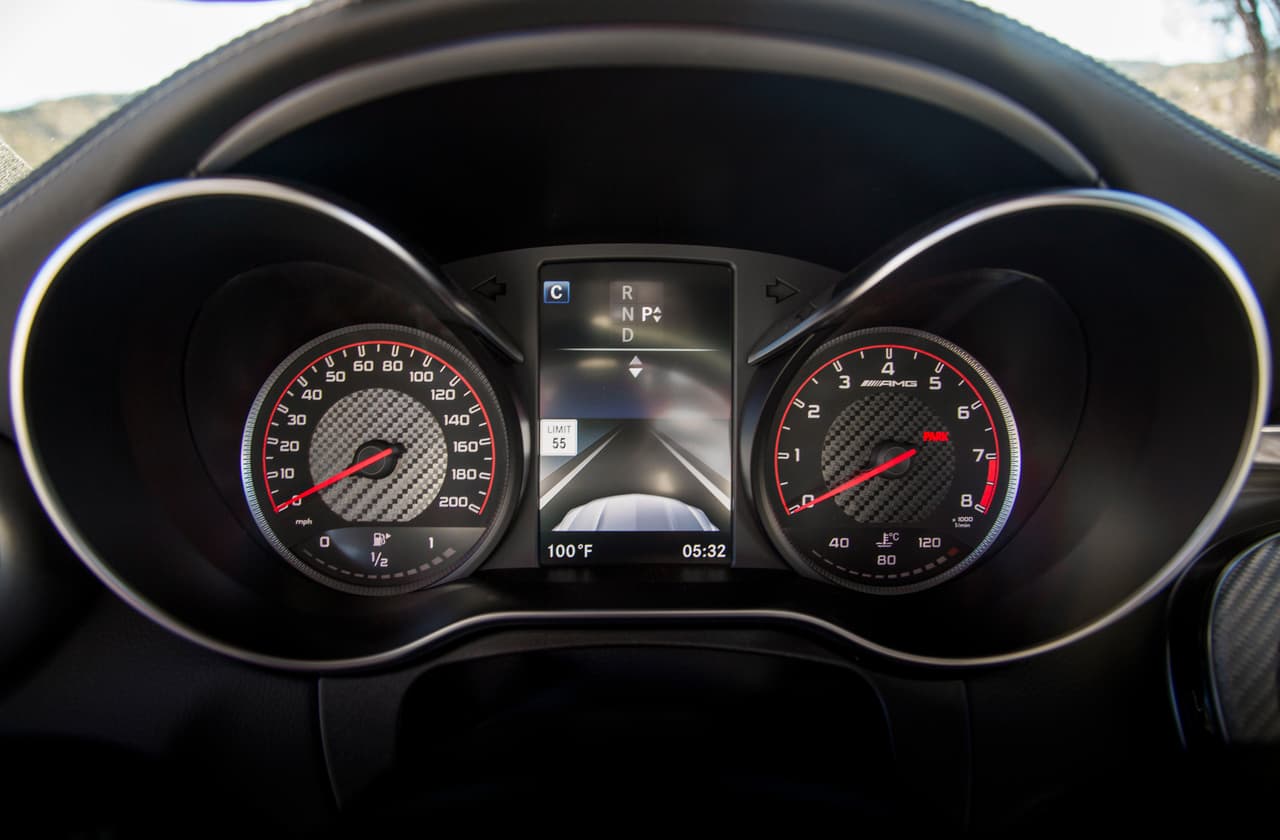 La instrumentación exclusiva de AMG pone al conductor del Mercedes-AMG C63 Coupe 2017 directamente en contacto con las impresionantes capacidades del vehículo.