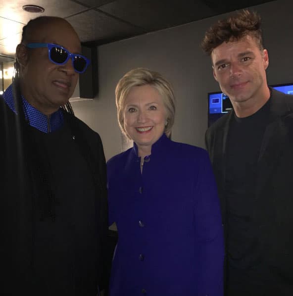 Ricky con Hillary y Stevie Wonder.