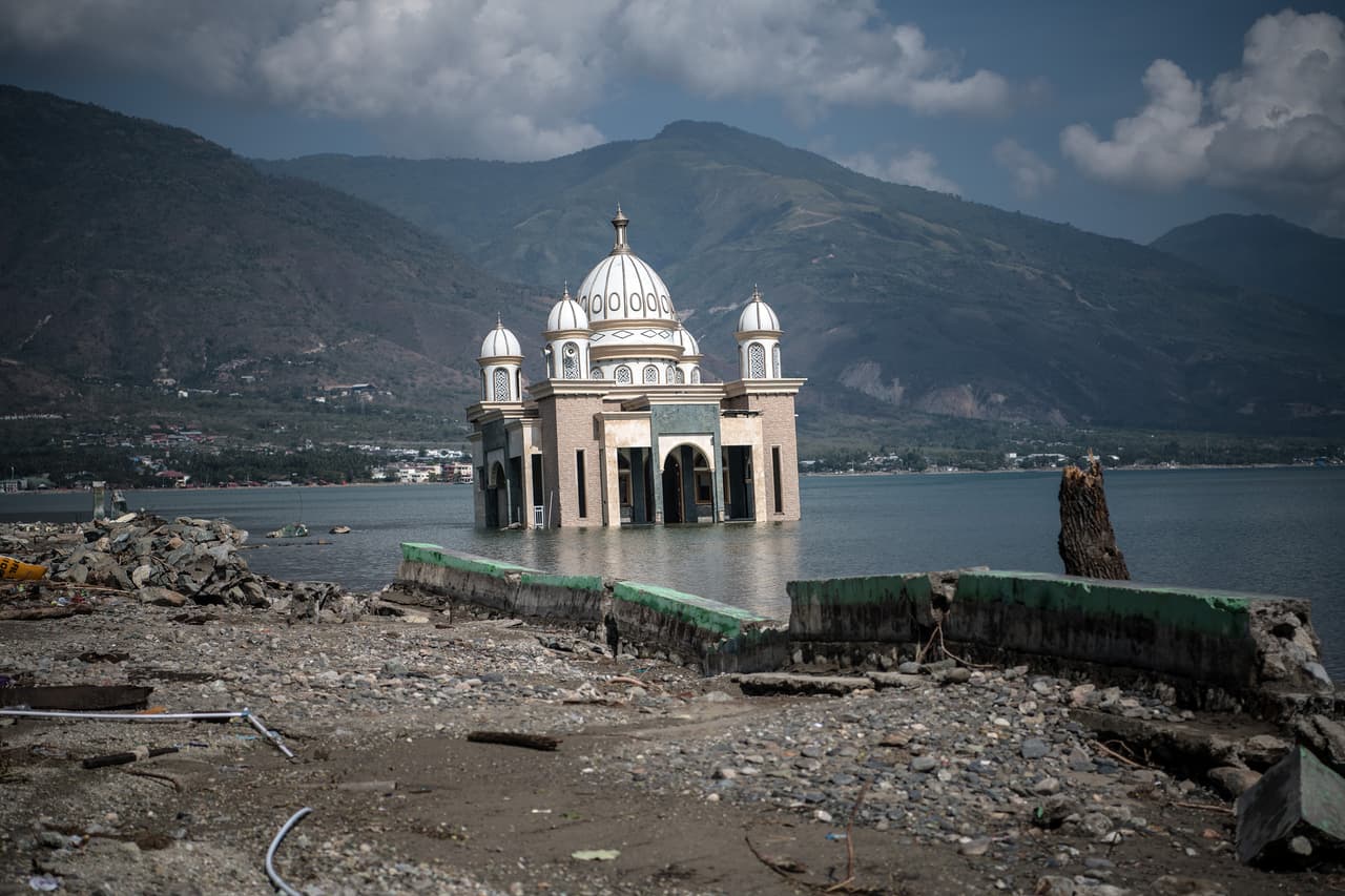 Una mezquita en la costa de Palu, afectada por el terremoto y el tsunami.