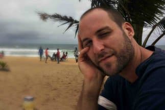 Tras superar el ébola, Ashoka Mukpo, de 33 años, abandonará la unidad de aislamiento del Centro Médico Nebraska. (Imagen tomada de Facebook).