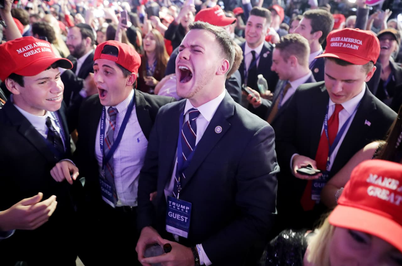 Los asistentes a la fiesta republicana celebran la victoria parcial de Donald Trump. 
<br>