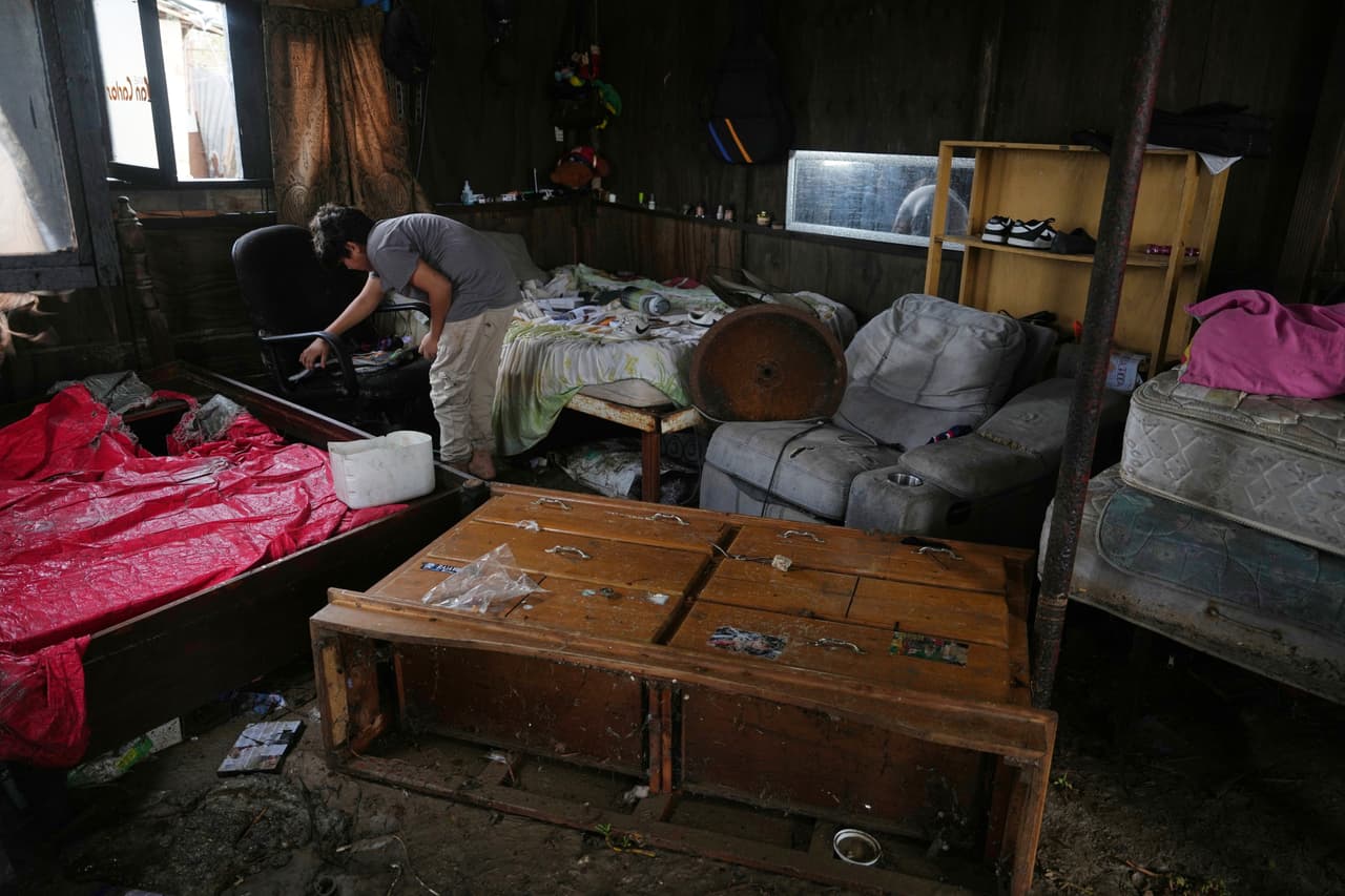 Un residente recupera pertenencias de su casa dañada por el huracán Polo en Puerto San Carlos, estado de Baja California Sur, México, el martes 29 de septiembre de 2026. (Foto AP/Eduardo Verdugo)