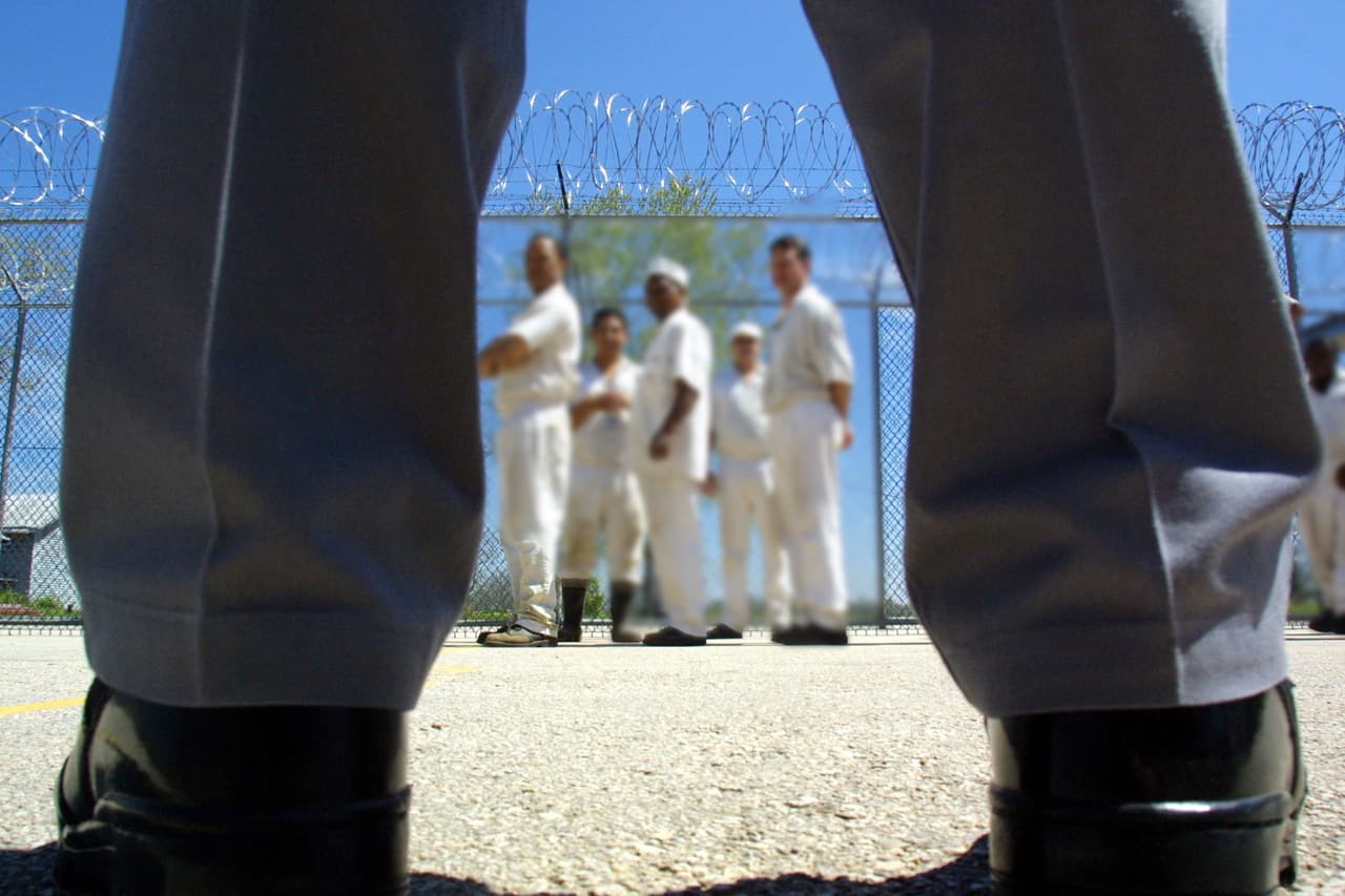 Los candidatos a realizarse la castración deben tener al menos 21 años, haber tenido un mínimo de dos condenas por delitos sexuales y haber recibido un tratamiento para delincuentes sexuales con una duración de 18 meses, incluidas las inyecciones. Esto para comprender cómo sus cuerpos podrían reaccionar con menos testosterona.