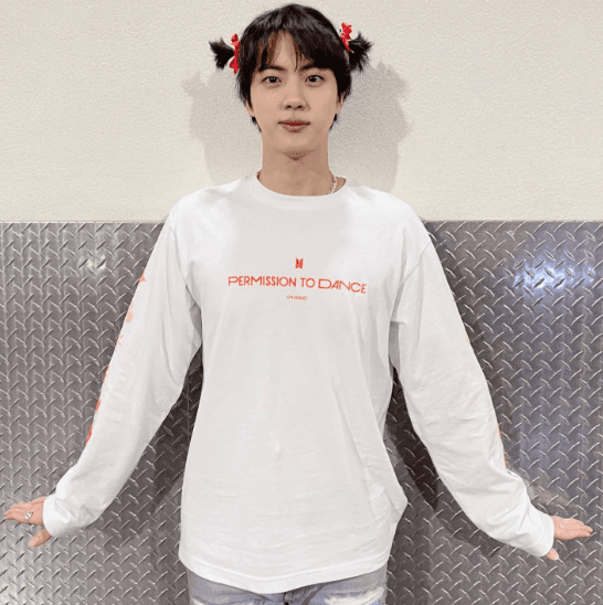 Por ejemplo, el 5 de diciembre de 2021, posteó una instantánea en la que se le puede ver con un par de coletas amarradas con moños rojos.