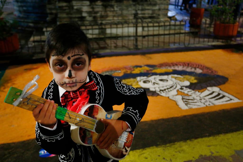 El Día de Muertos, asegura la Secretaría de Cultura de México, 
<b>es uno de los múltiples efectos del encuentro de dos mundos</b>, el indígena y el europeo.
<br>
<br>Estudios históricos y antropológicos han permitido constatar que las celebraciones dedicadas a los muertos comparten las antiguas prácticas ceremoniales de las 
<b>tradiciones indígenas y la tradición católica</b>, entendida desde la idea de que hay vida más allá de la muerte, junto a una diversidad de manifestaciones que se sustentan en la pluralidad étnica y cultural del país.