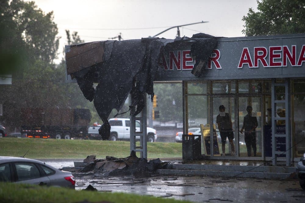 Un grupo de personas observa los daños causados por la tormenta Derecho al Buccaneer Arena en Urbandale, Iowa. Un 'derecho' no es un huracán. No tiene ojo y sus vientos se cruzan en una línea. Pero el daño que es probable que se extienda en una zona tan grande es más parecido a un huracán interior que a un tornado rápido y más poderoso, explicó Patrick Marsh, jefe de apoyo científico del Centro de Predicción de Tormentas del Servicio Meteorológico Nacional en Norman, Oklahoma.