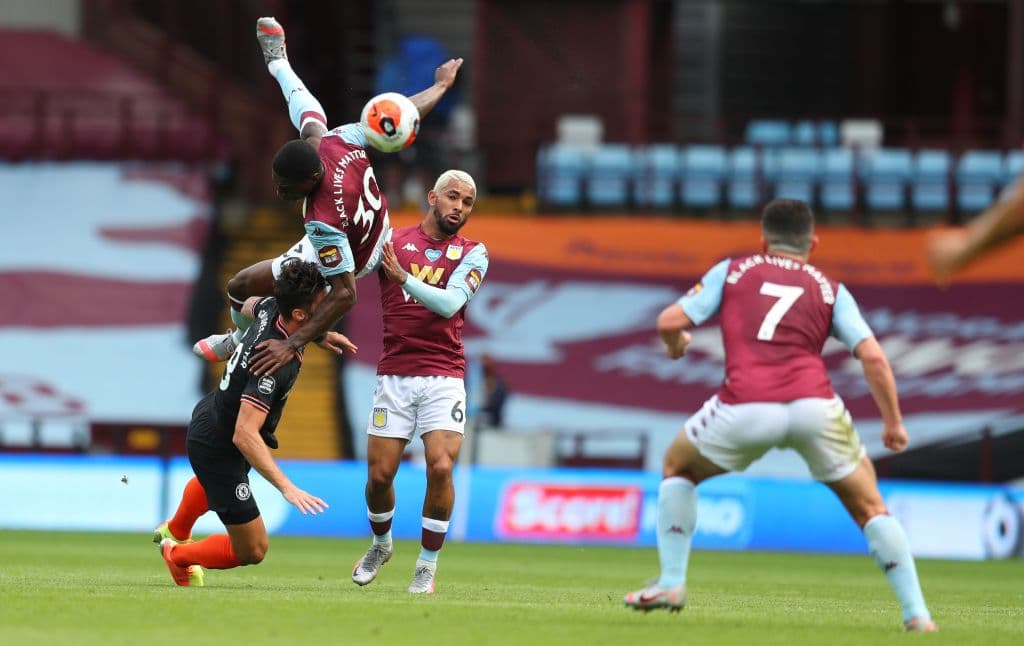 Tremendo choque en el aire que termina con Giroud en el césped seminoqueado.
