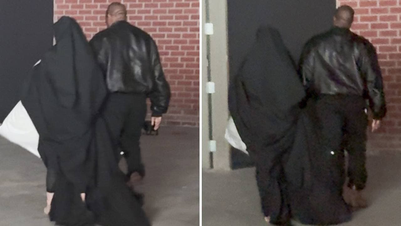 Kanye West habría llegado de la mano de una mujer cubierta que se presume sería Bianca Censori.