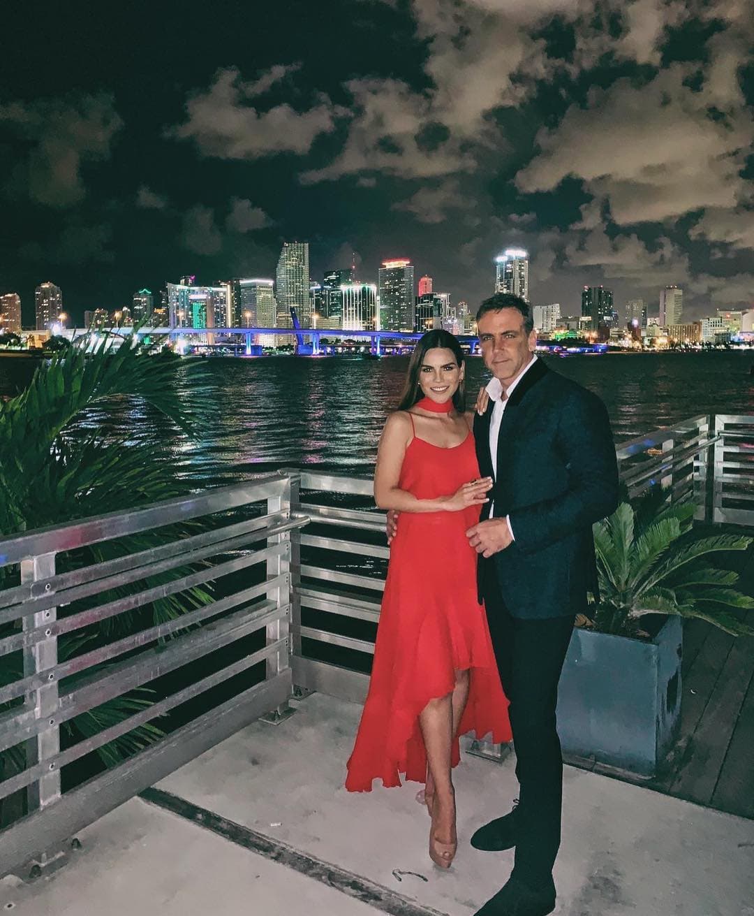 Desde entonces, la pareja no dejó de mostrar su amor en sus redes sociales. "Soy la novia más orgullosa por tener junto a mí a un hombre con un gran corazón, eso me hace enamorarme de ti cada día más", escribió Karina junto a esta imagen.