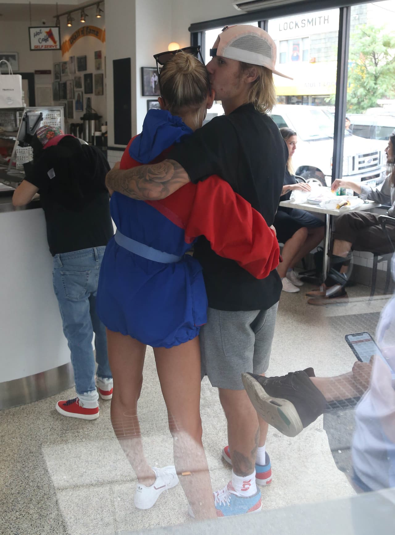 Al parecer la pareja se encuentra de luna de miel adelantada, pues el artista planea tomarse unas vacaciones hasta después de su boda con la modelo.