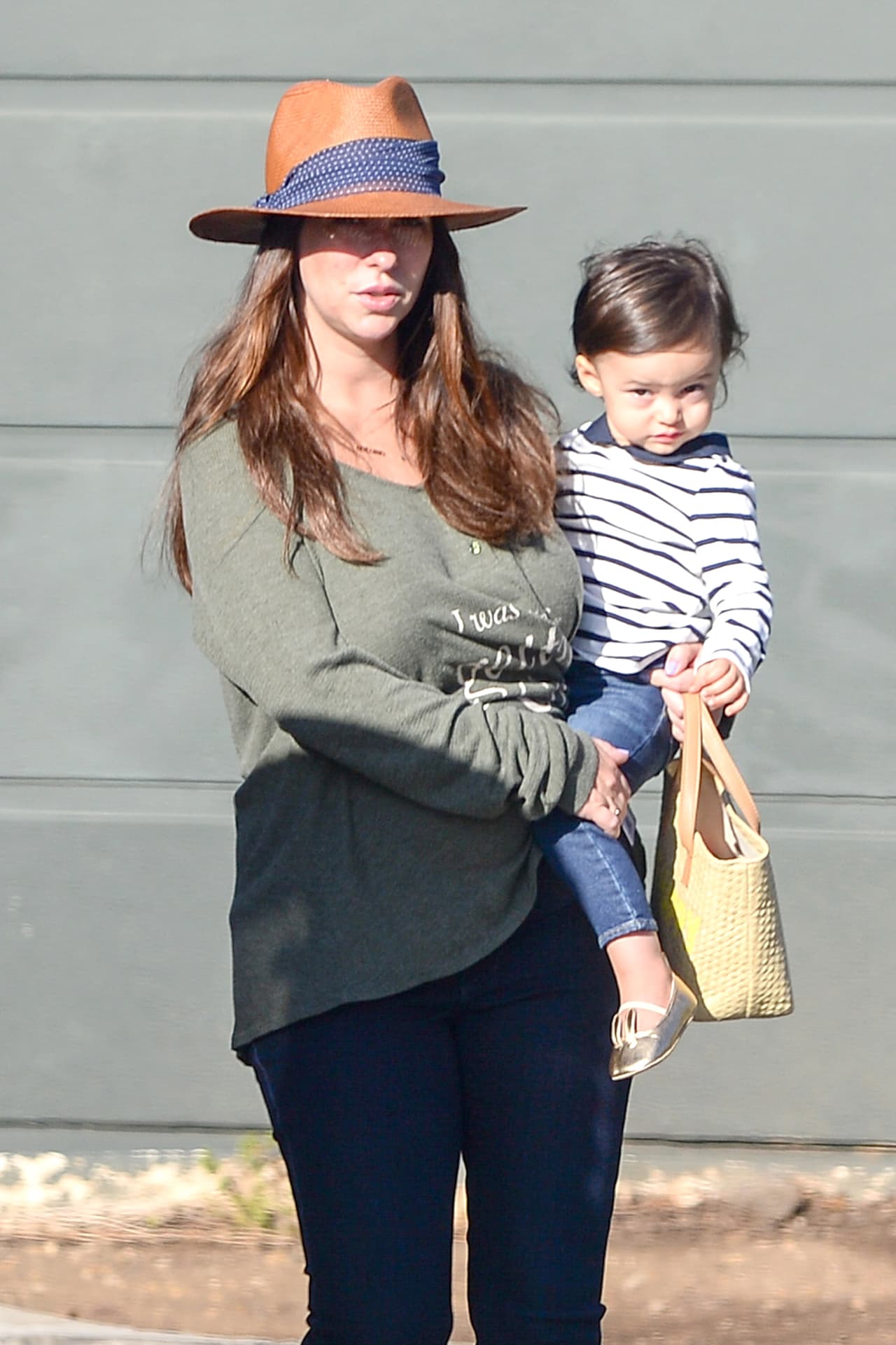 Mami e hija, muy parecidas.