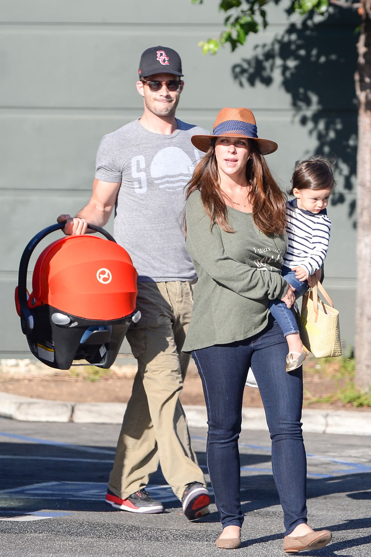 Mientras que Jen cargaba en su cintura a la pequeña Autumn.